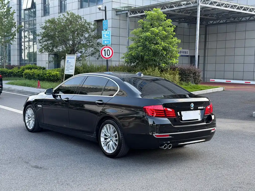 BMW 5 Series — миниатюра 7