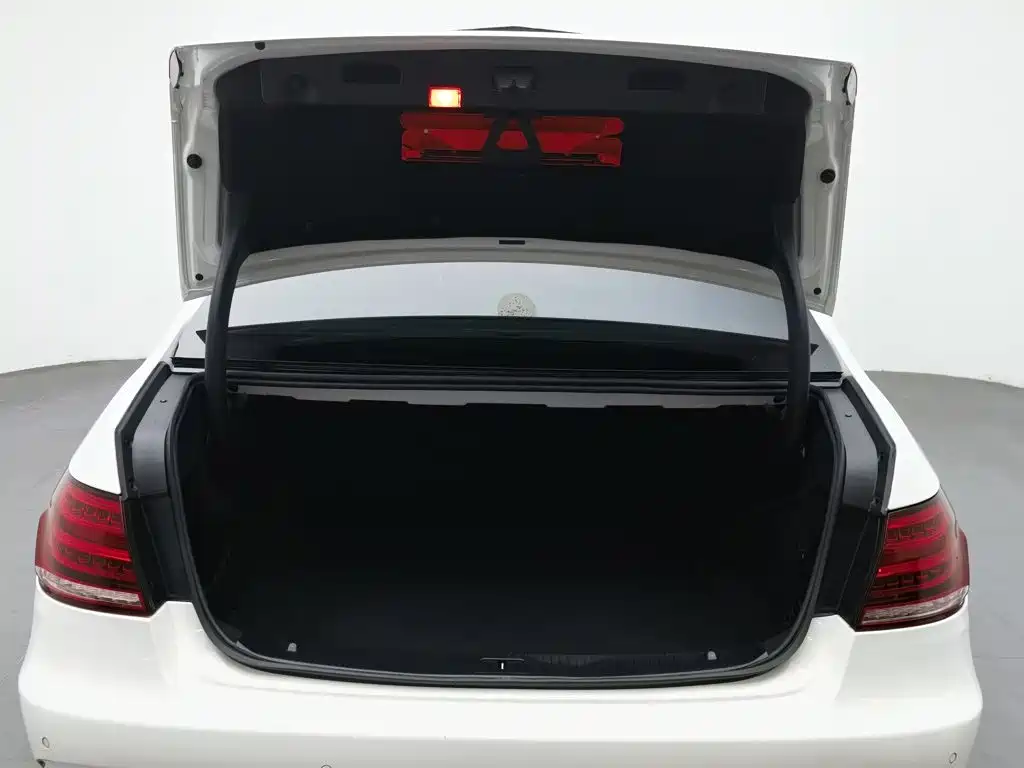 Mercedes-Benz E-Class — миниатюра 16