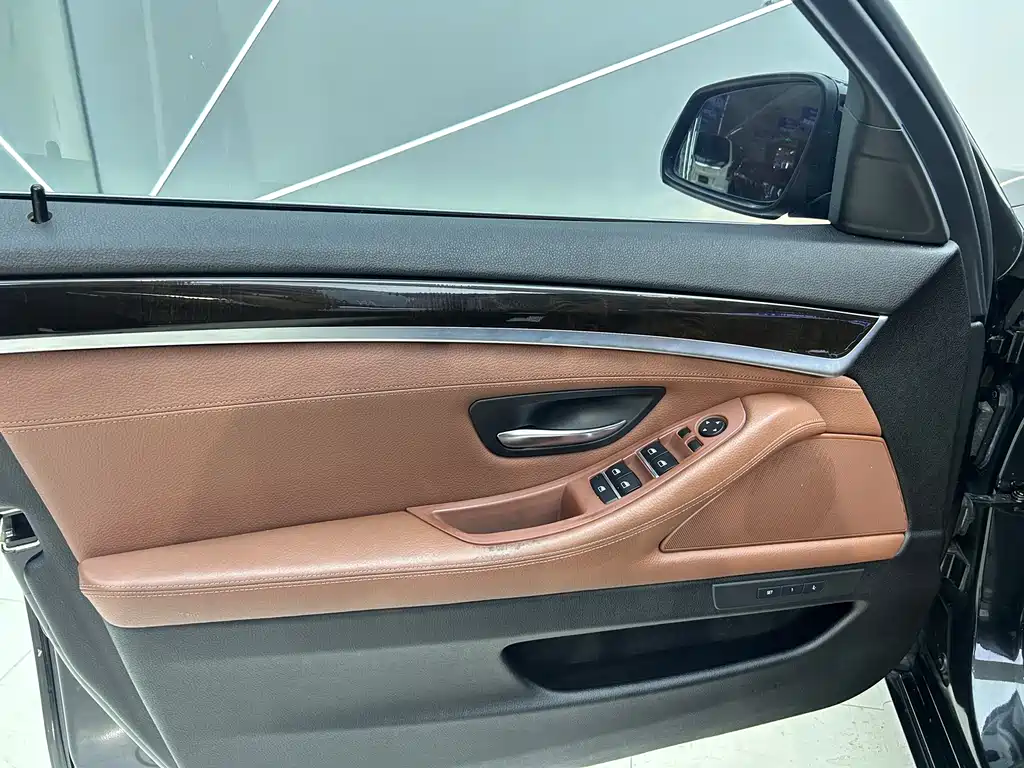 BMW 5 Series — миниатюра 7