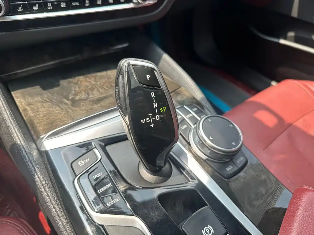 BMW 5 Series — миниатюра 12
