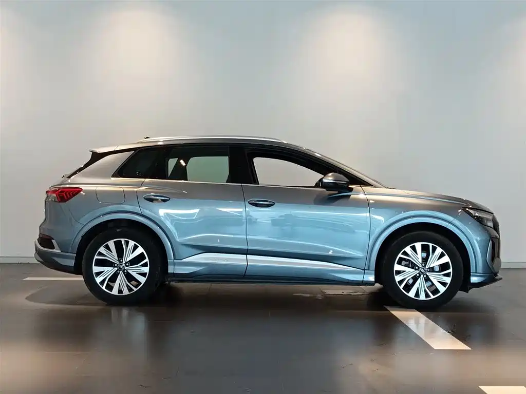 AUDI Q4 E TRON
