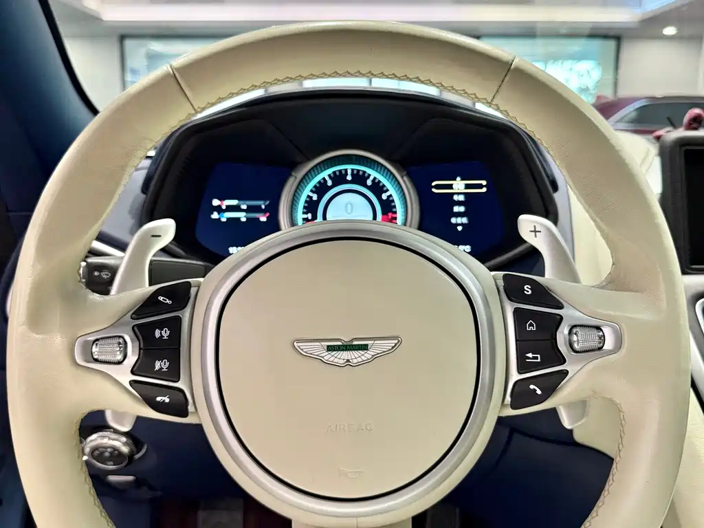 Aston Martin DB11 — миниатюра 8