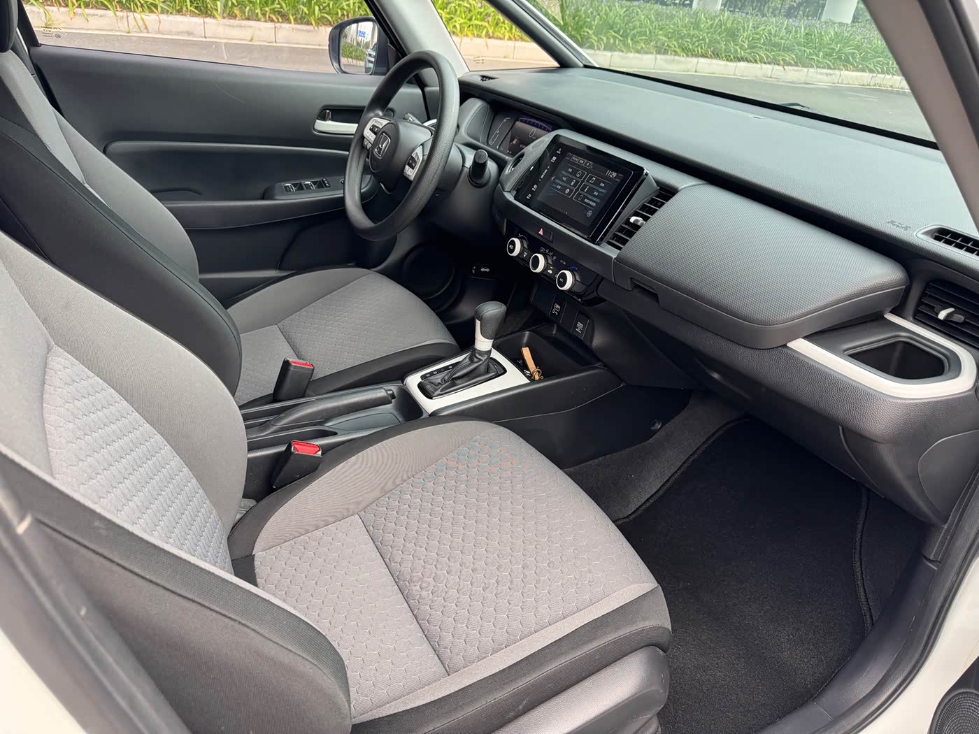 Honda Fit 1.5 л 2022 г. Белый, пробег 28000 км