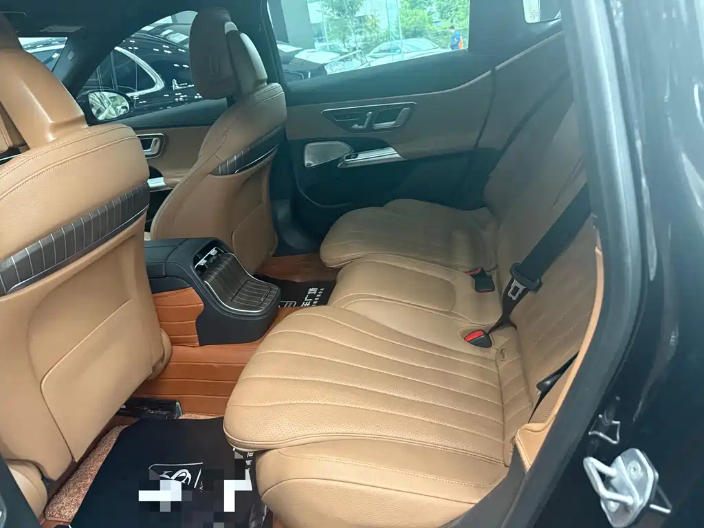 Mercedes-Benz E-Class — миниатюра 6