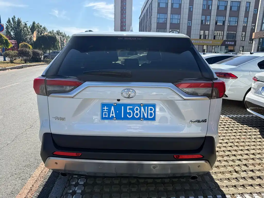 Toyota RAV4 — миниатюра 5