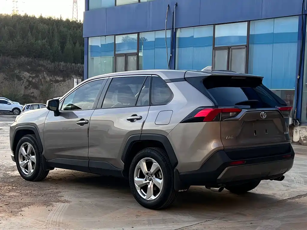 Toyota RAV4 — миниатюра 6