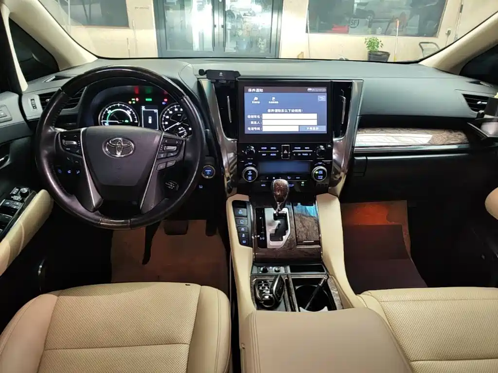 Toyota Alphard — миниатюра 10