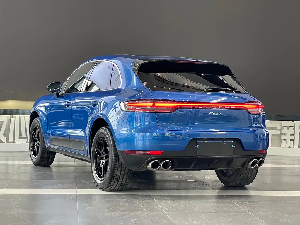 PORSCHE MACAN