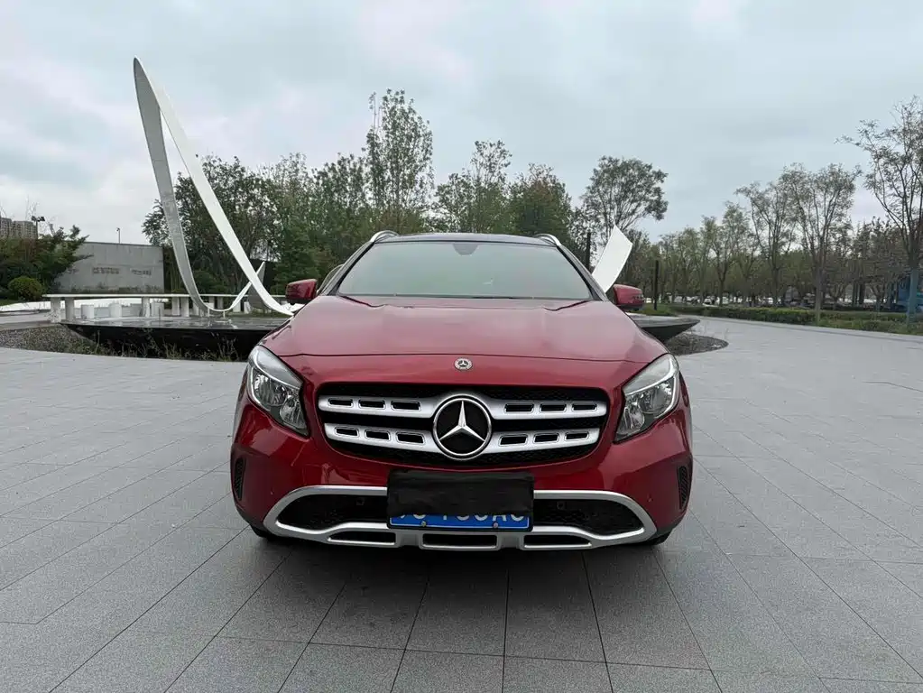 MERCEDES-BENZ GLA