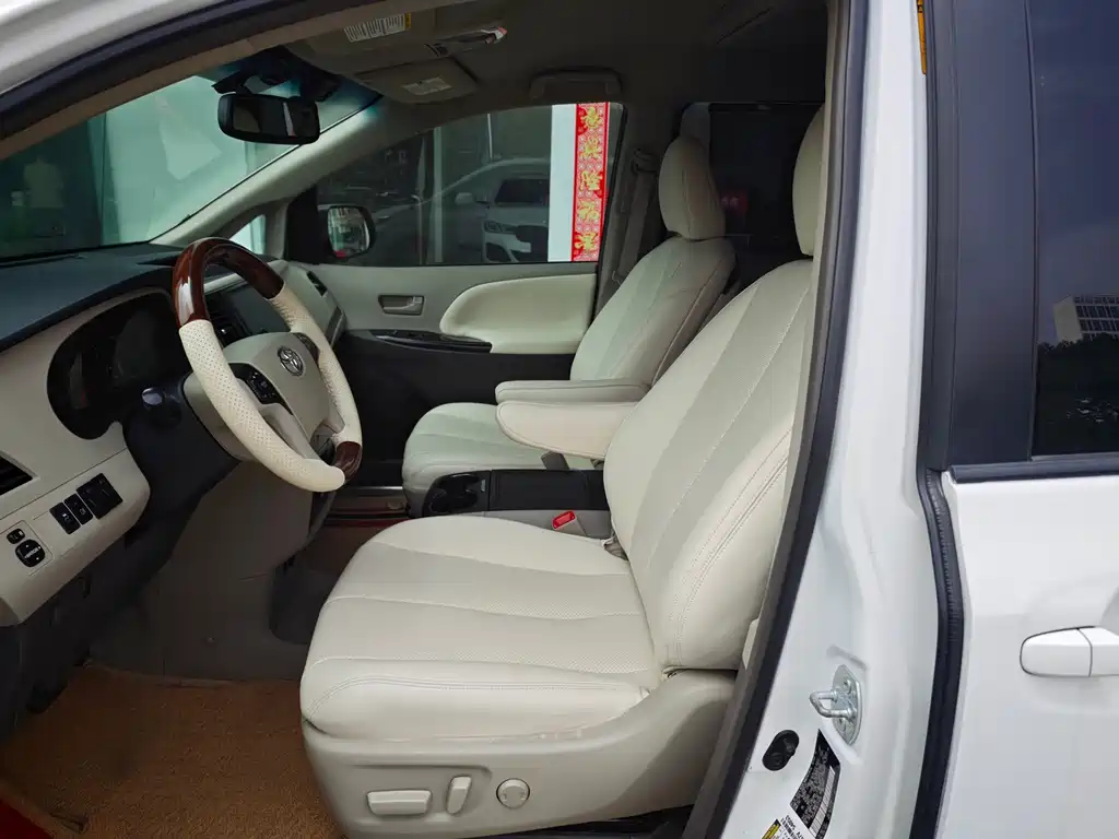 Toyota Sienna 2013 3.5L AT