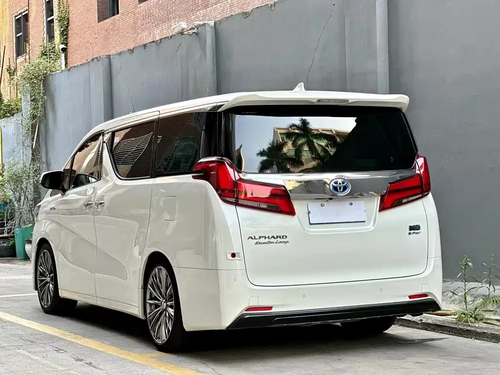 Toyota Alphard — миниатюра 9