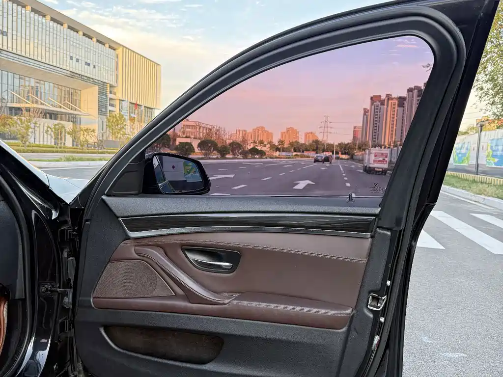 BMW 5 Series — миниатюра 12