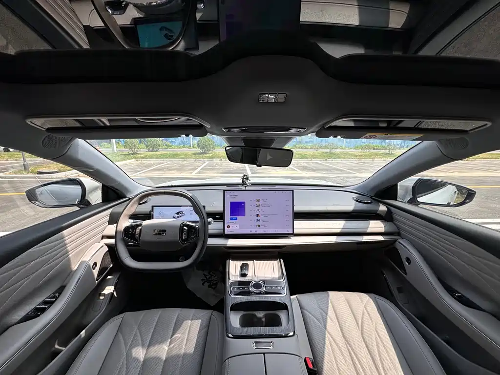 Geely Galaxy Galaxy 8 8 2025 60km EM-i Luxury