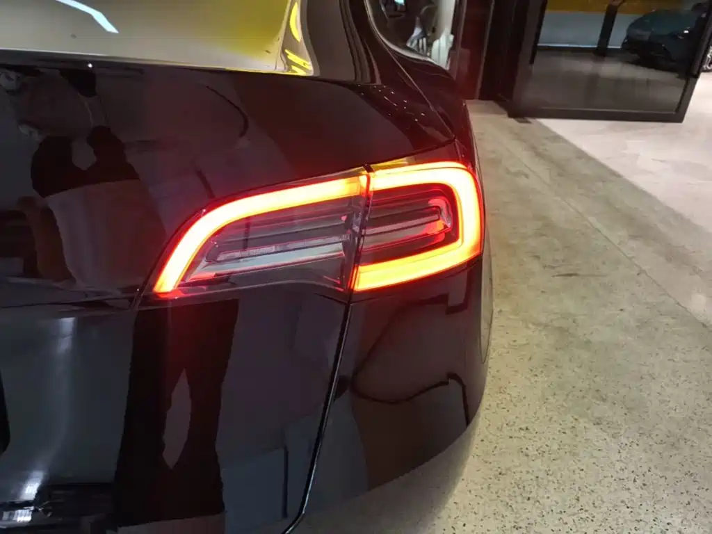 Tesla Model Y — миниатюра 8