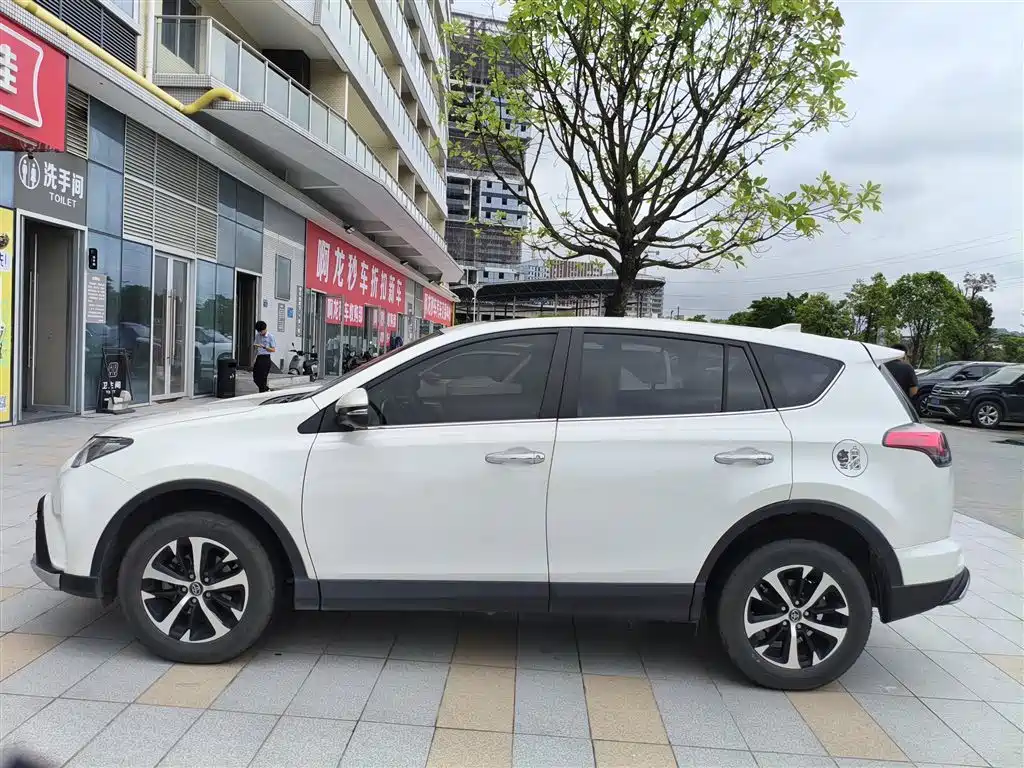 Toyota RAV4 — миниатюра 4