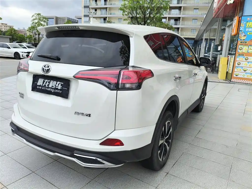 Toyota RAV4 — миниатюра 6