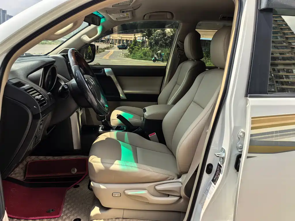 Toyota Land Cruiser Prado 2010 2.7L AT Luxury