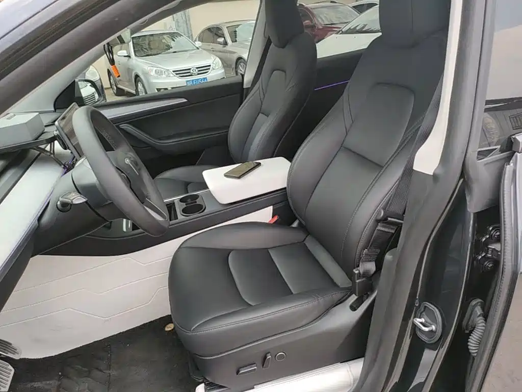 Tesla Model Y — миниатюра 15