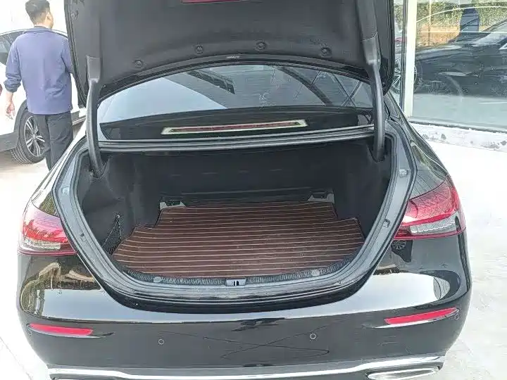 Mercedes-Benz E-Class — миниатюра 8