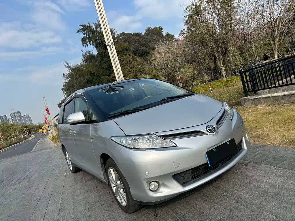 Toyota Previa — миниатюра 2