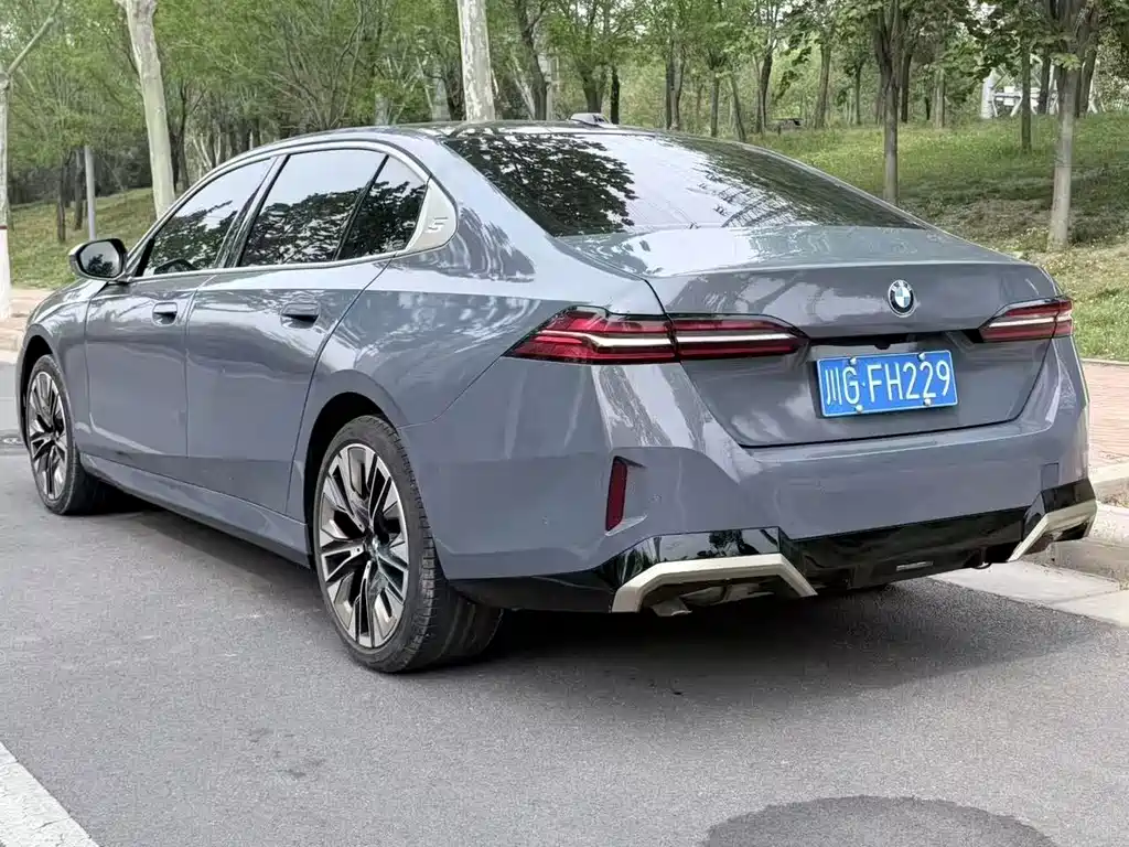 BMW 5 Series — миниатюра 9