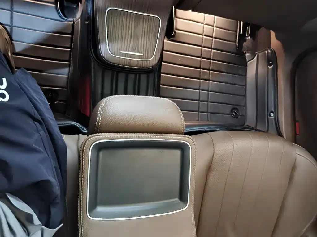 Mercedes-Benz E-Class — миниатюра 11