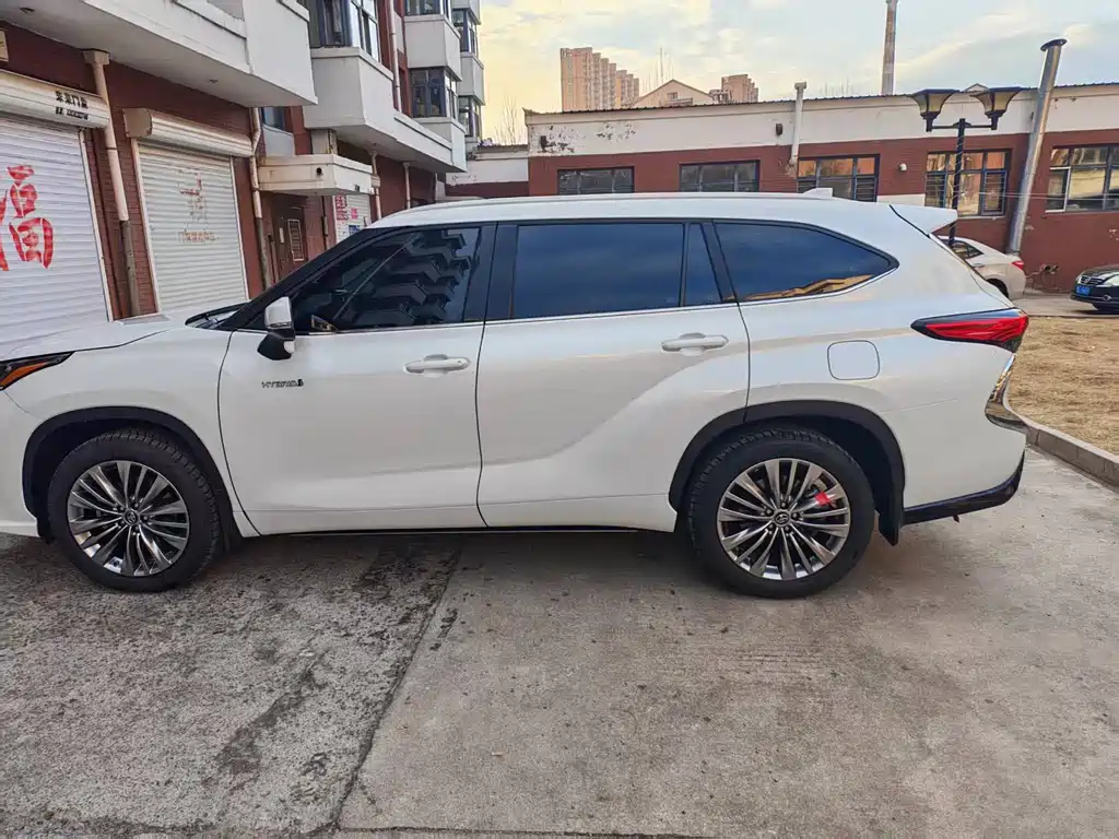 Toyota Highlander 2022 2.5L Luxury 7 мест