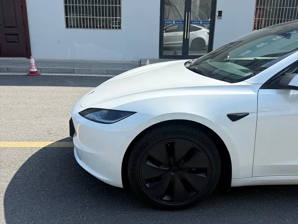 Tesla Model 3 — миниатюра 3