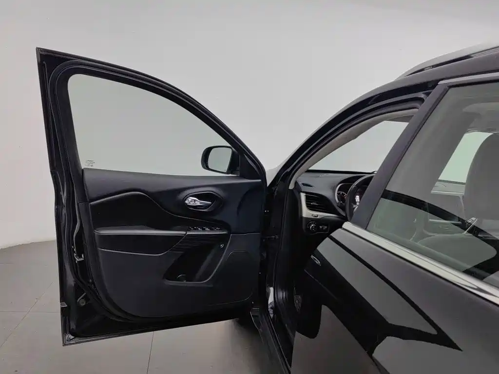 Jeep Cherokee — миниатюра 8