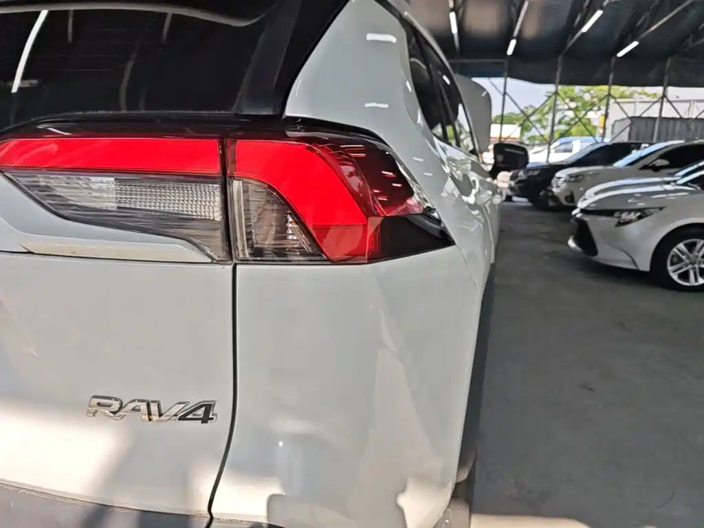 Toyota RAV4 — миниатюра 8
