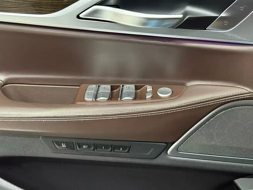 BMW 7 Series — миниатюра 13