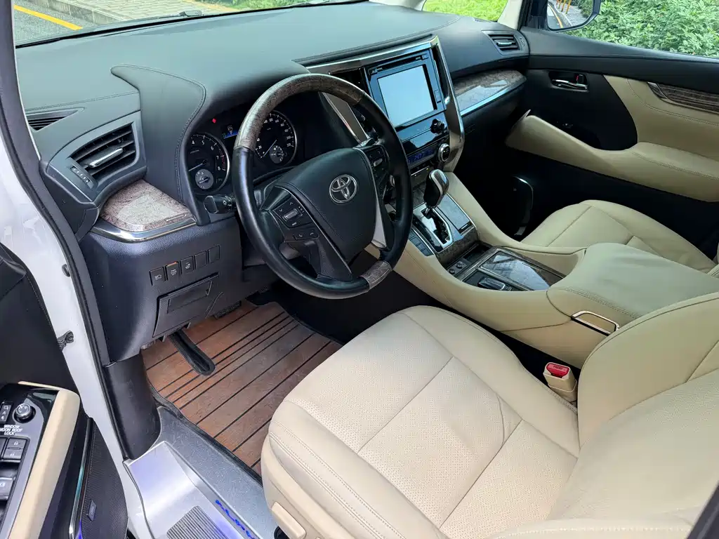 Toyota Alphard — миниатюра 6