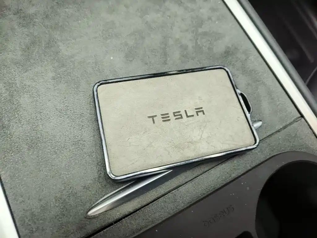 Tesla Model Y — миниатюра 9