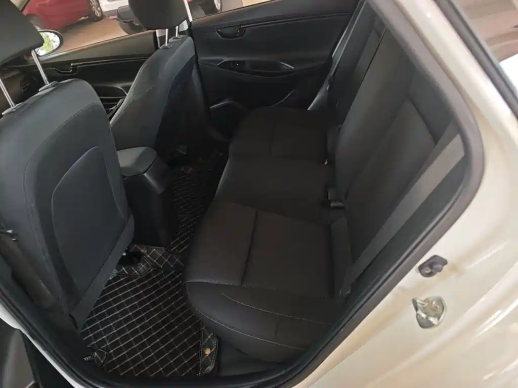 Hyundai Elantra — миниатюра 17