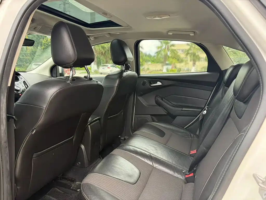 Ford Focus 2012 1.6L AT