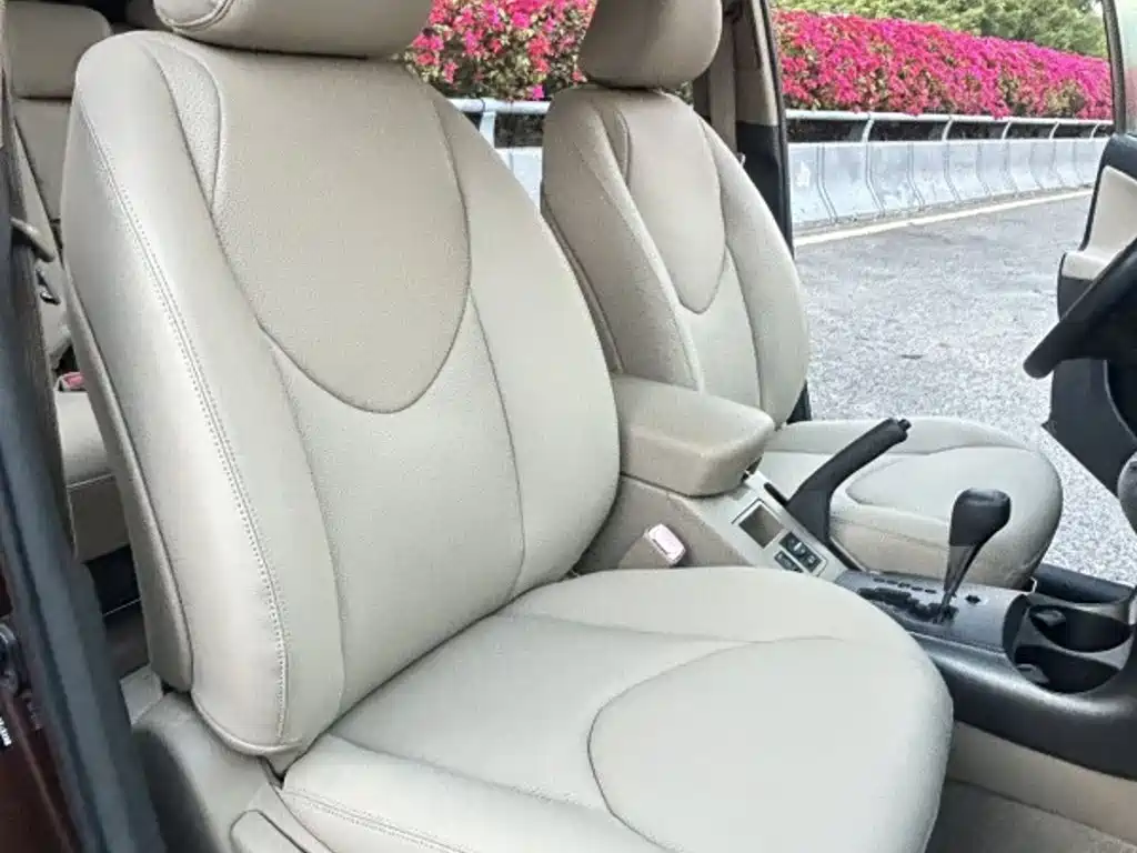 Toyota RAV4 — миниатюра 8