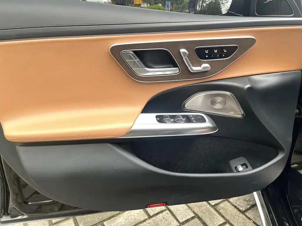 Mercedes-Benz E-Class — миниатюра 12