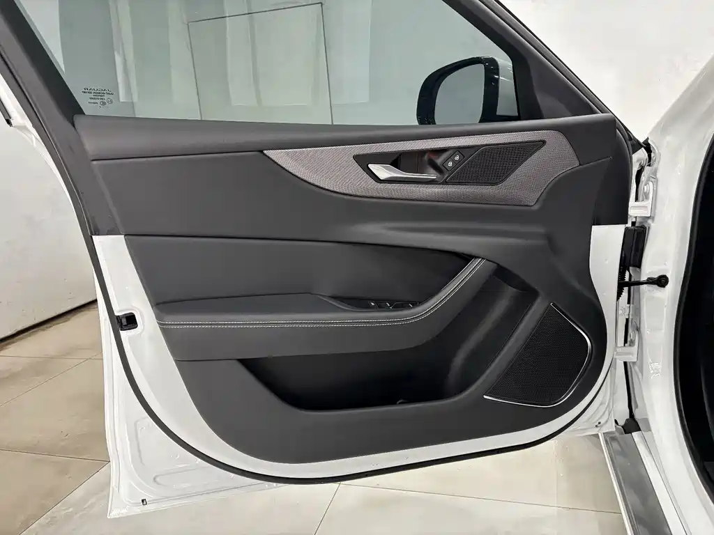 Jaguar XEL — миниатюра 10