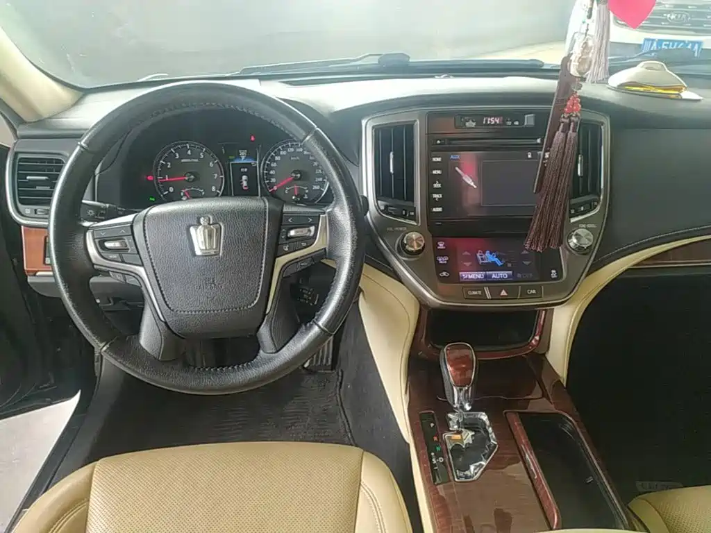 Toyota Crown — миниатюра 11