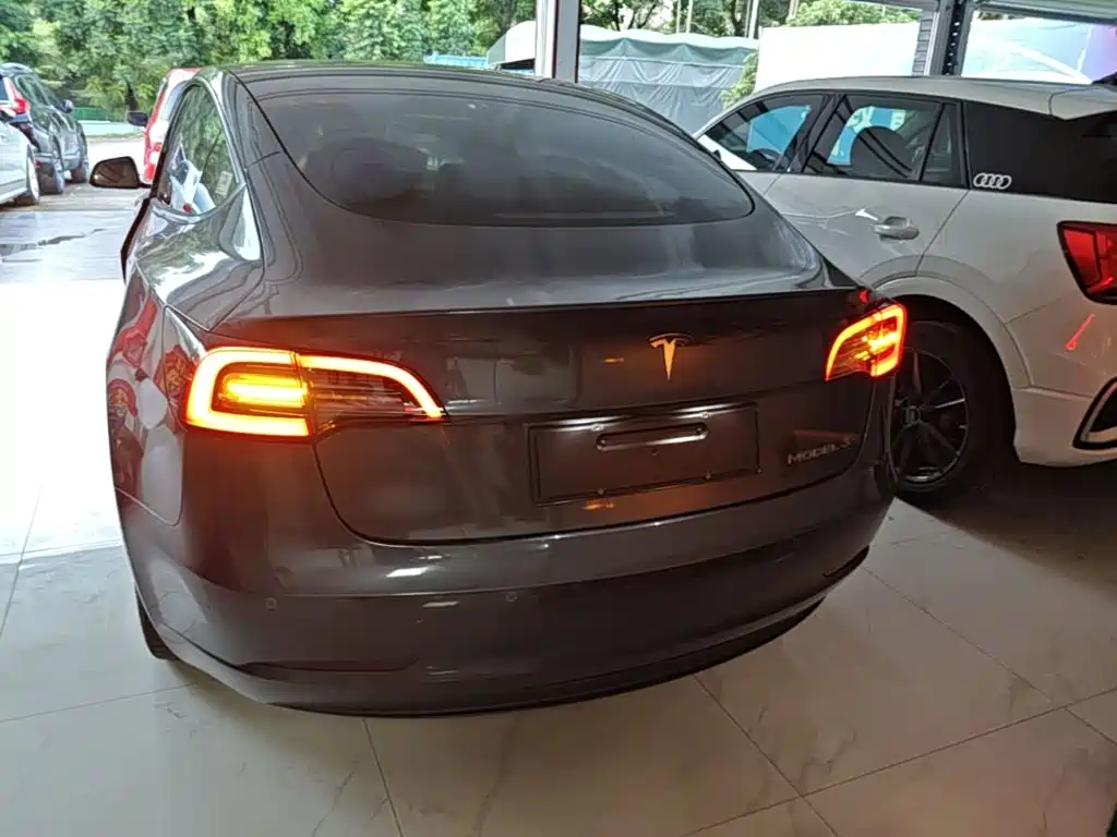 Tesla Model 3 — миниатюра 6