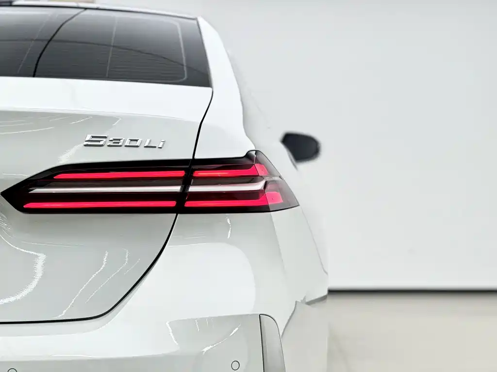 BMW 5 Series — миниатюра 13