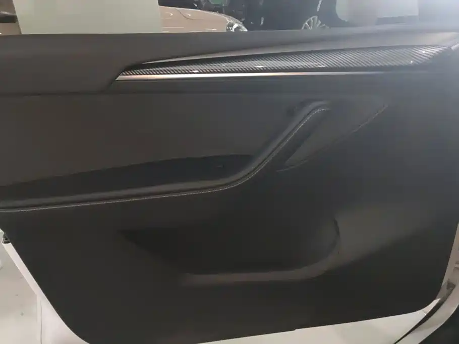 Tesla Model Y — миниатюра 7