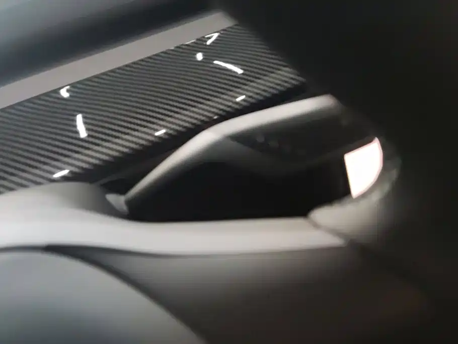Tesla Model Y — миниатюра 16