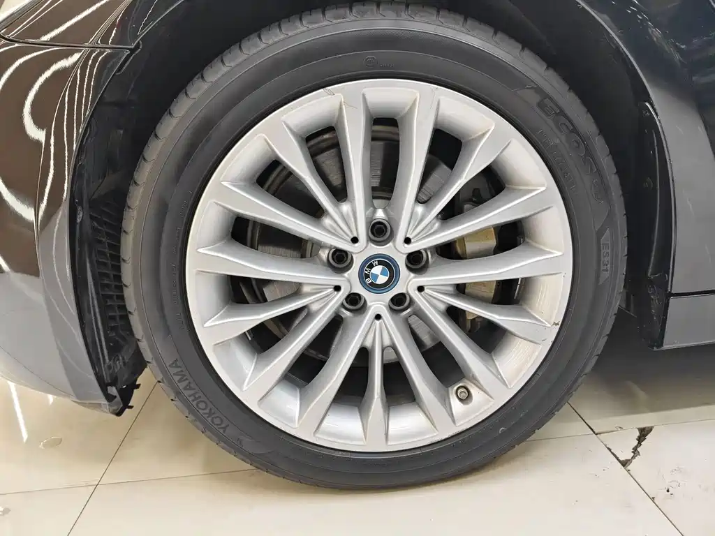 BMW 5 Series New Energy — миниатюра 11