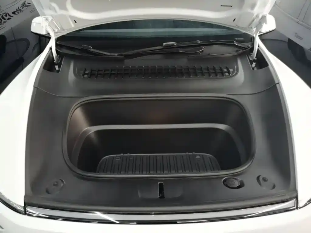 Tesla Model Y — миниатюра 20