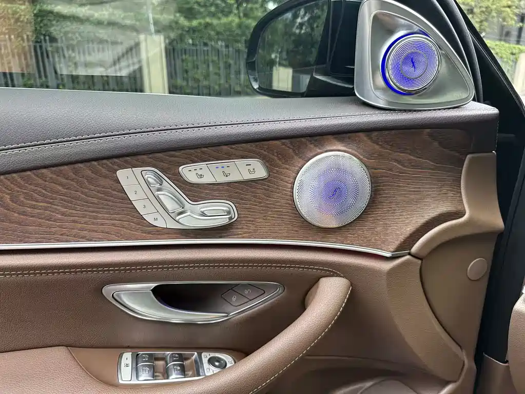 Mercedes-Benz E-Class — миниатюра 13