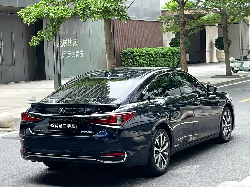 Lexus ES 2018 300h V