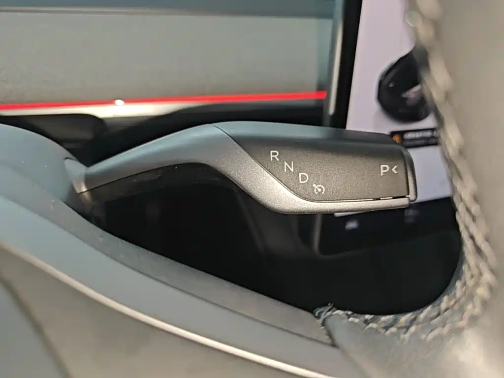 Tesla Model Y — миниатюра 14