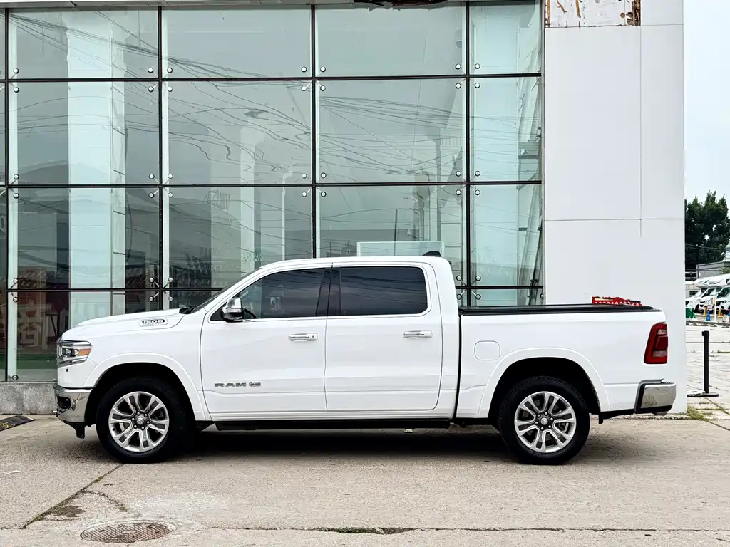 Ram Trucks 2022 5.7L