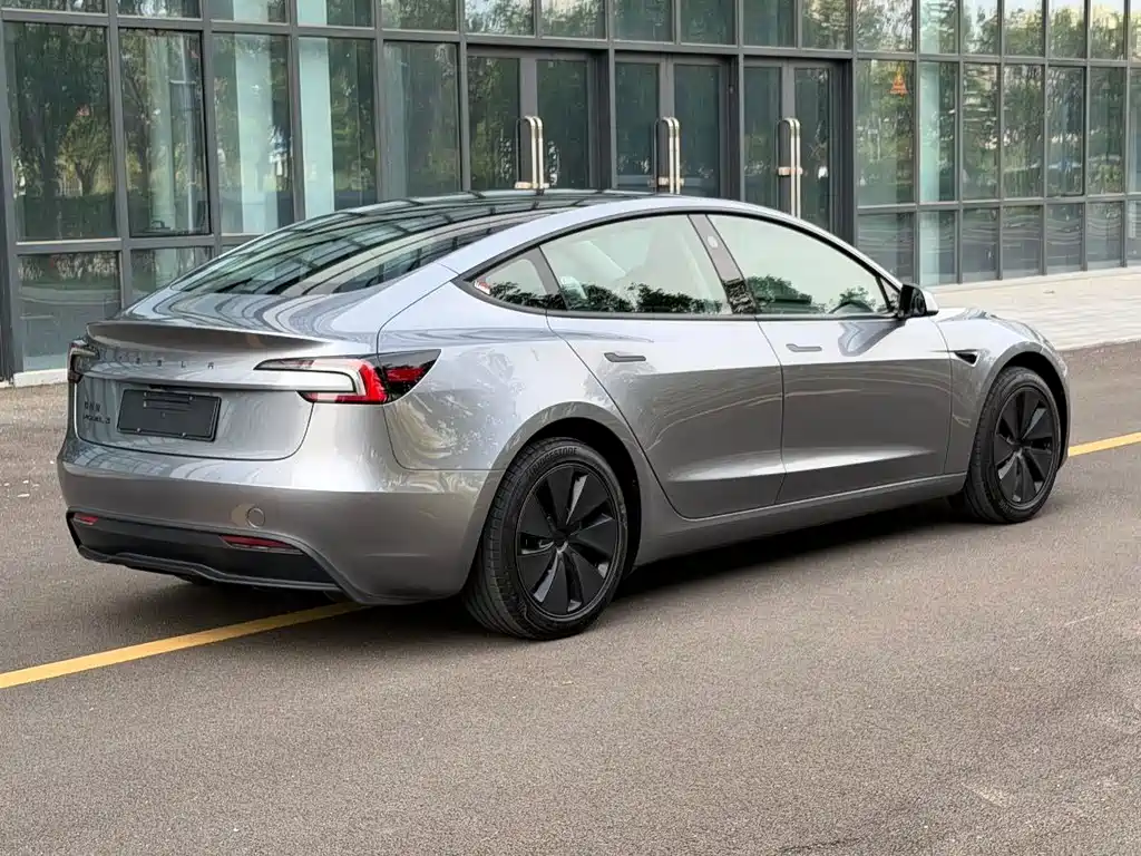 Tesla Model 3 — миниатюра 6